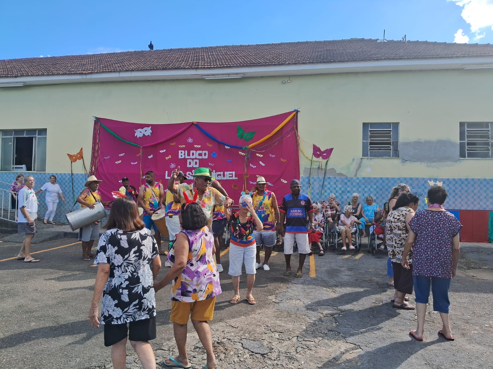 Bloco do Lar São Miguel tem bateria do Cremoso e muita animação